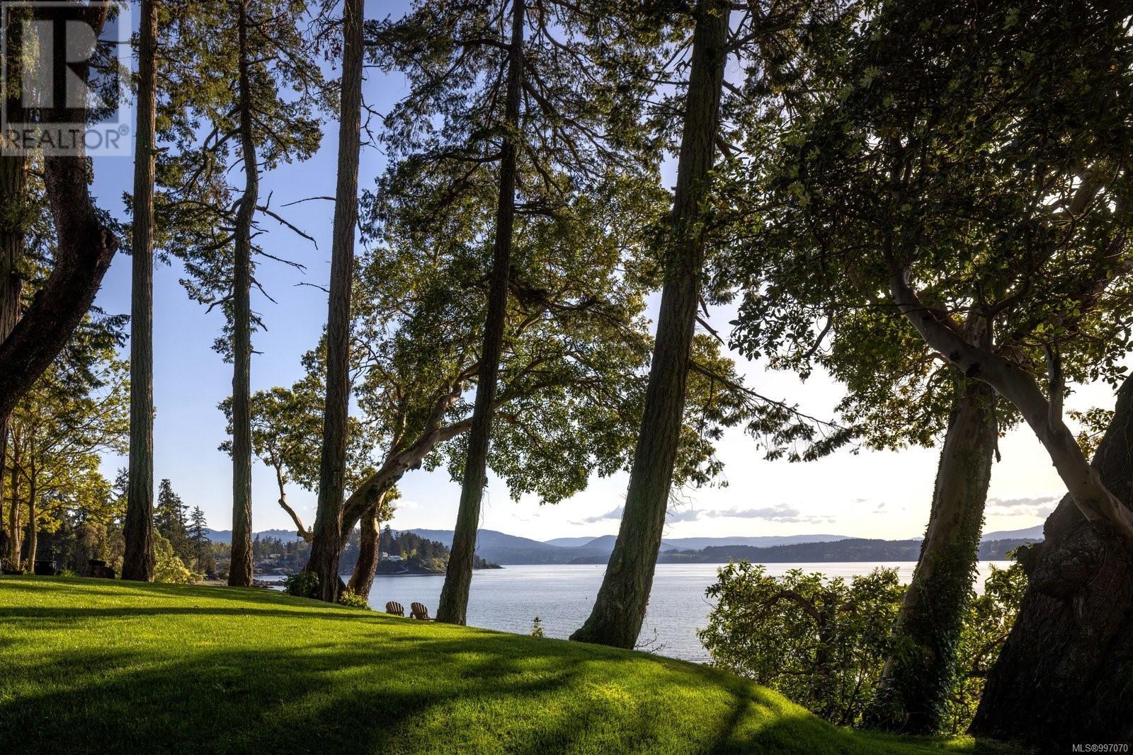 11176 Chalet Rd, North Saanich
