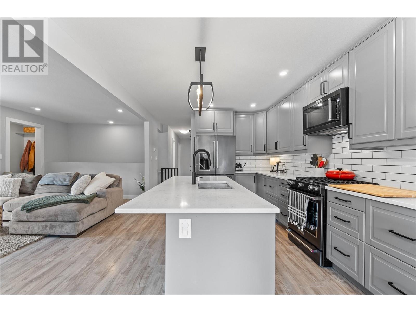 2939 Wetaskiwin Road, Falkland