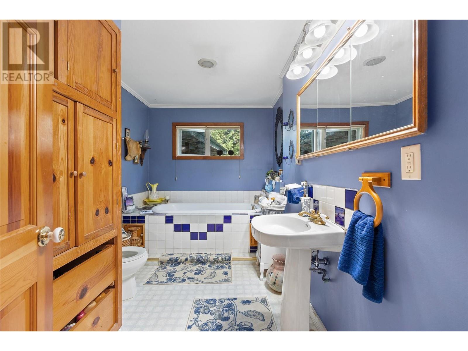 6580 33 Highway, Beaverdell