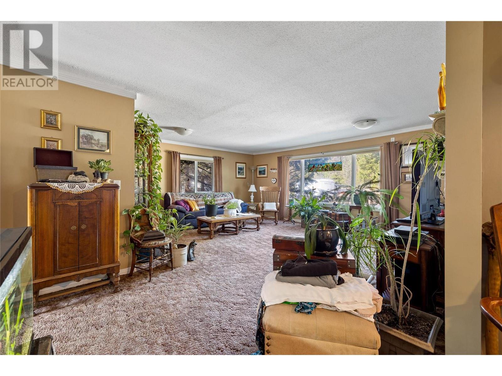 6580 33 Highway, Beaverdell