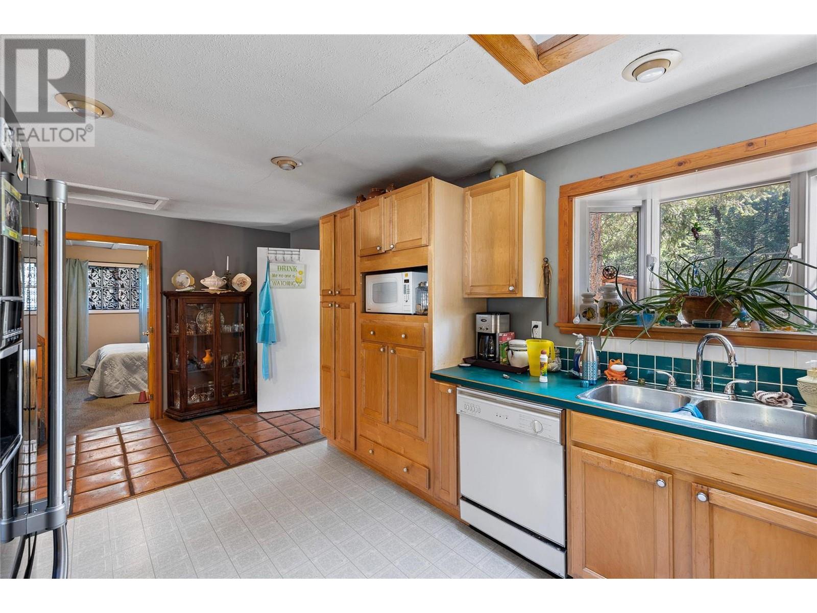 6580 33 Highway, Beaverdell