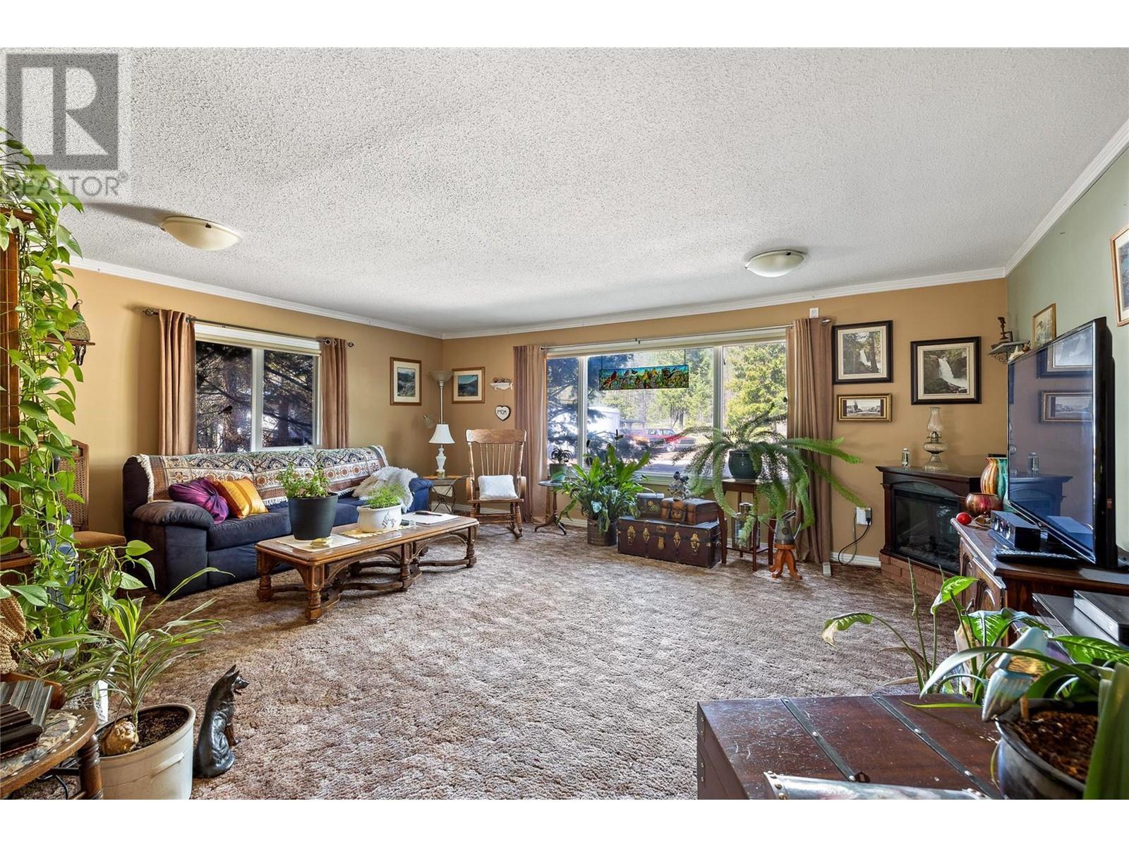 6580 33 Highway, Beaverdell