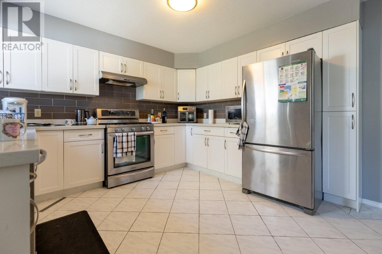Photo 8 of 4925 Sidley Street, Burnaby BC