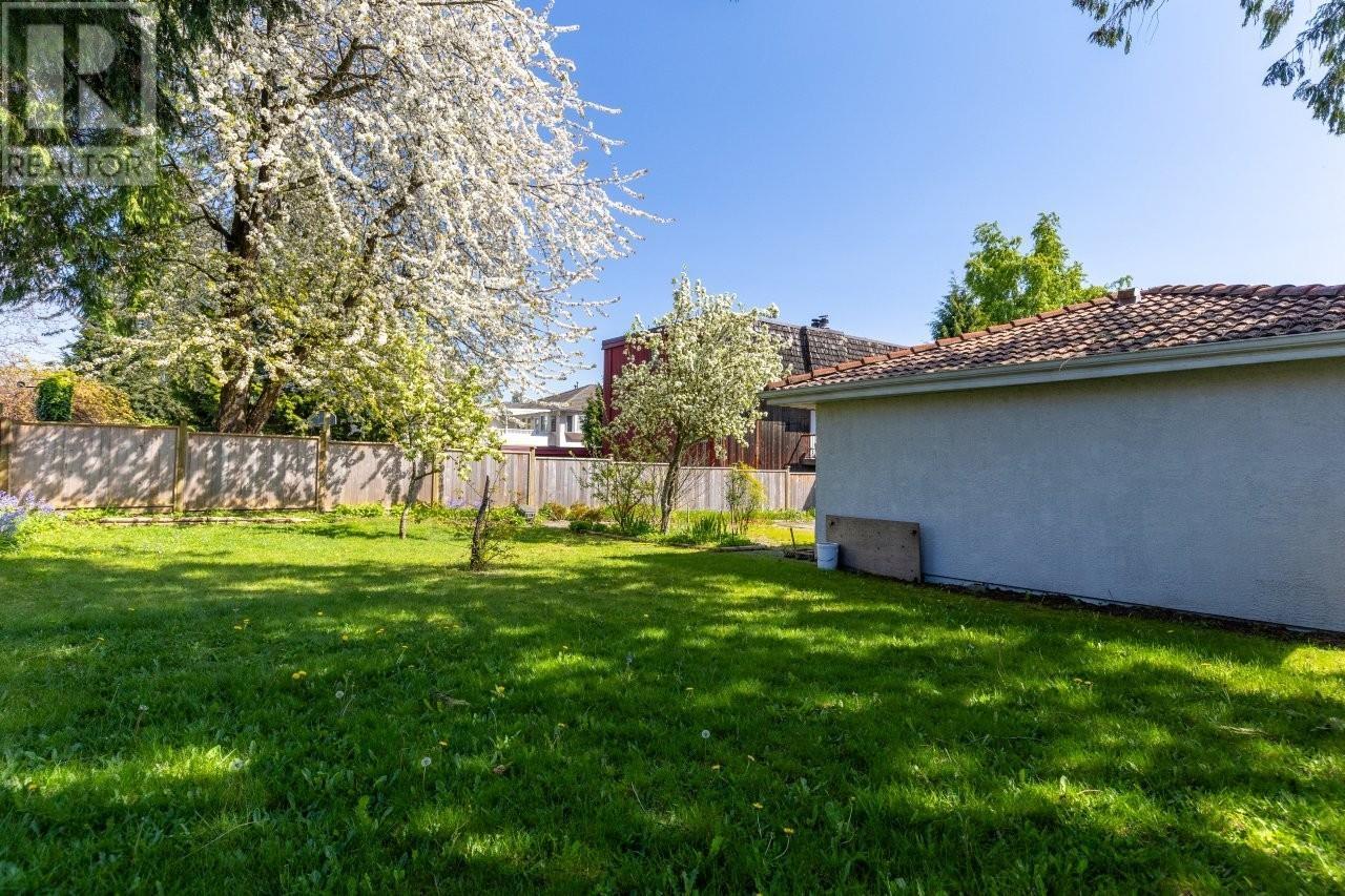 Photo 31 of 4925 Sidley Street, Burnaby BC
