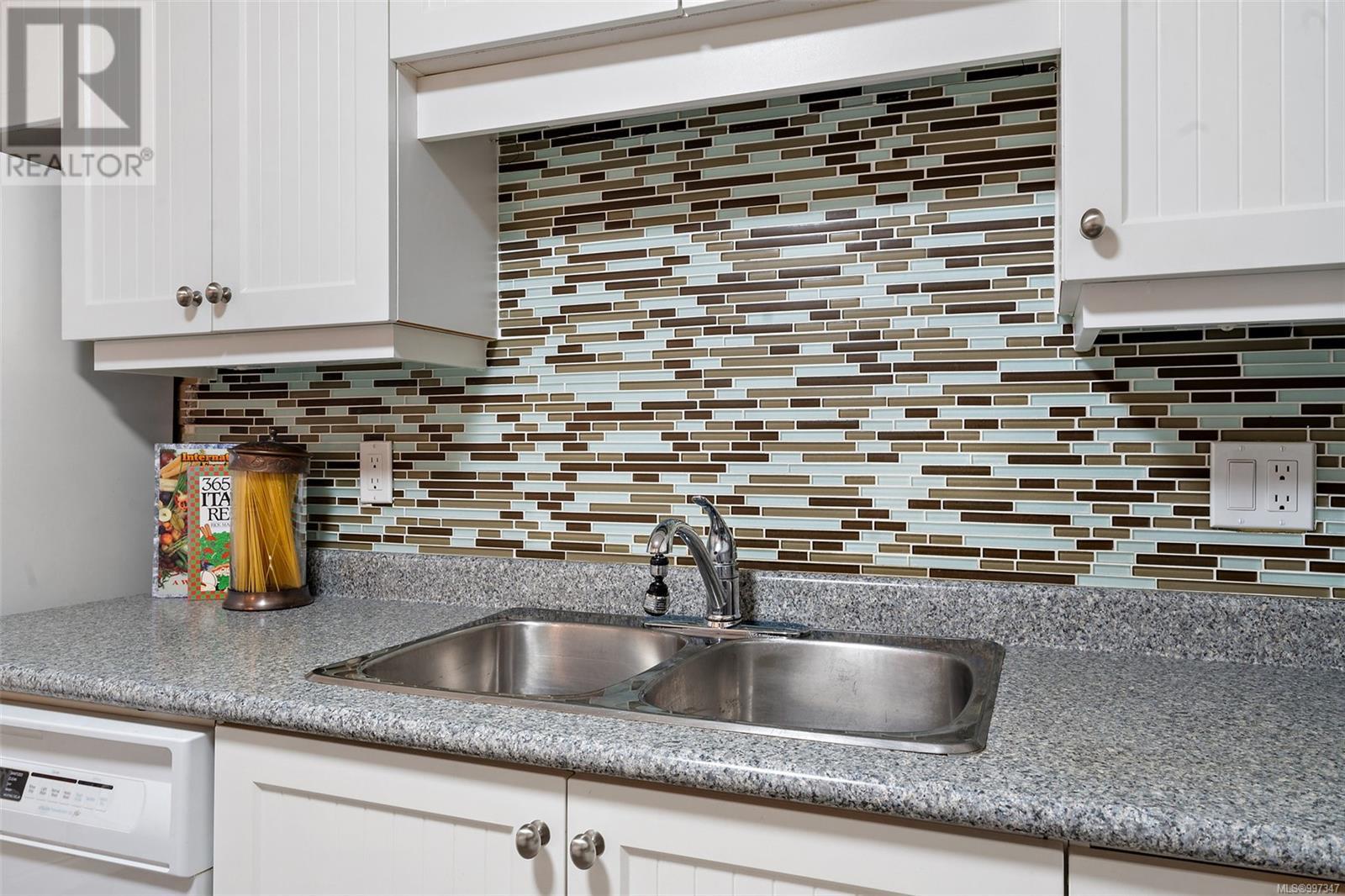 105 1560 Hillside Avenue, Victoria