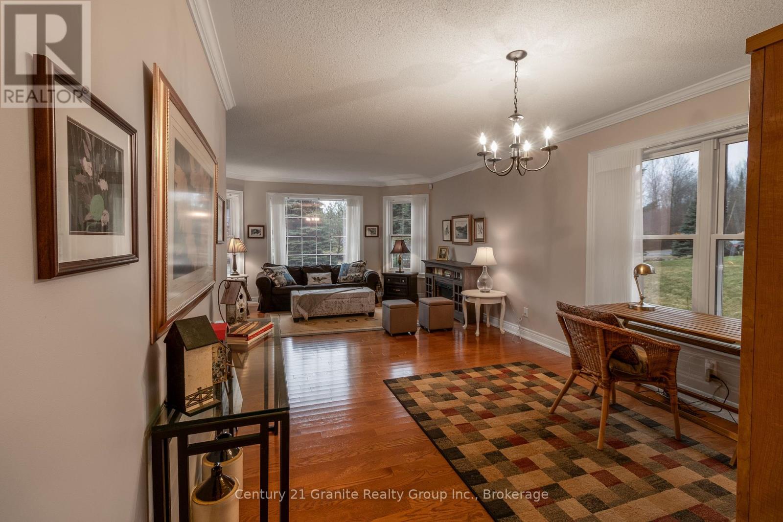 Photo 30 of 117 Halbiem Crescent, Dysart Et Al ON