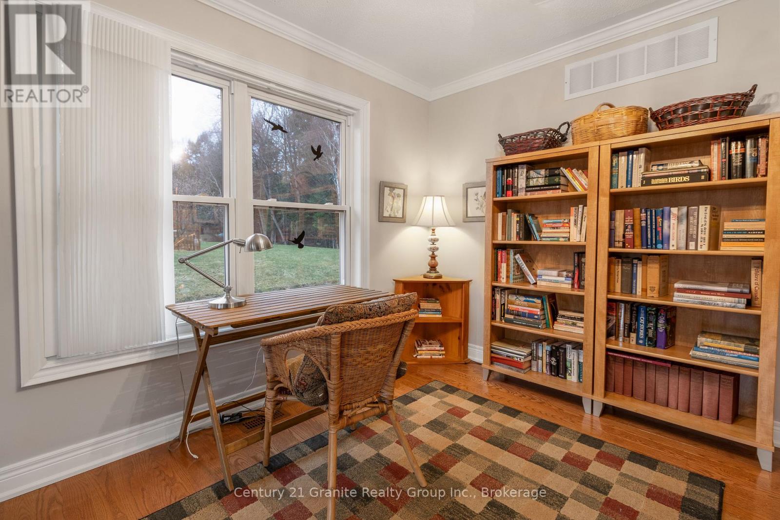 Photo 37 of 117 Halbiem Crescent, Dysart Et Al ON