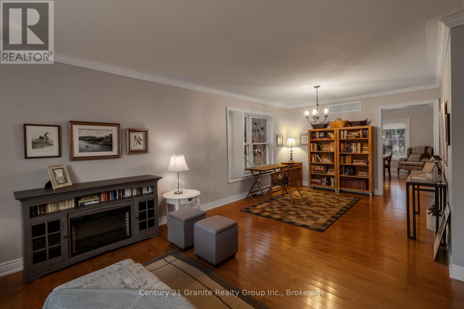 Photo 21 of 117 Halbiem Crescent, Dysart Et Al ON