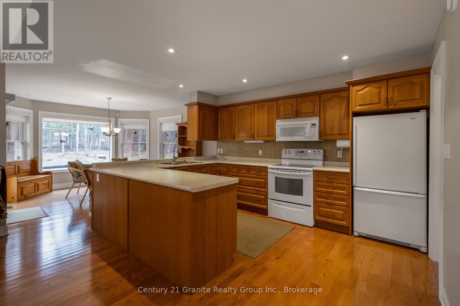 Photo 1 of 117 Halbiem Crescent, Dysart Et Al ON