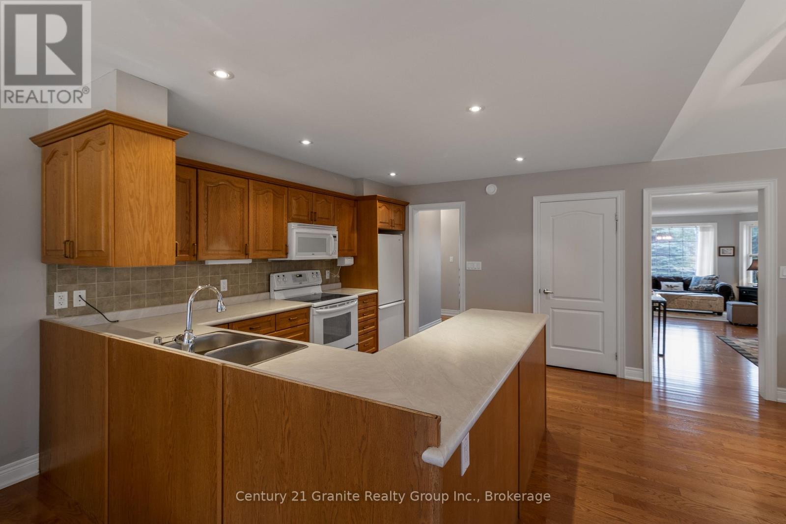 Photo 18 of 117 Halbiem Crescent, Dysart Et Al ON