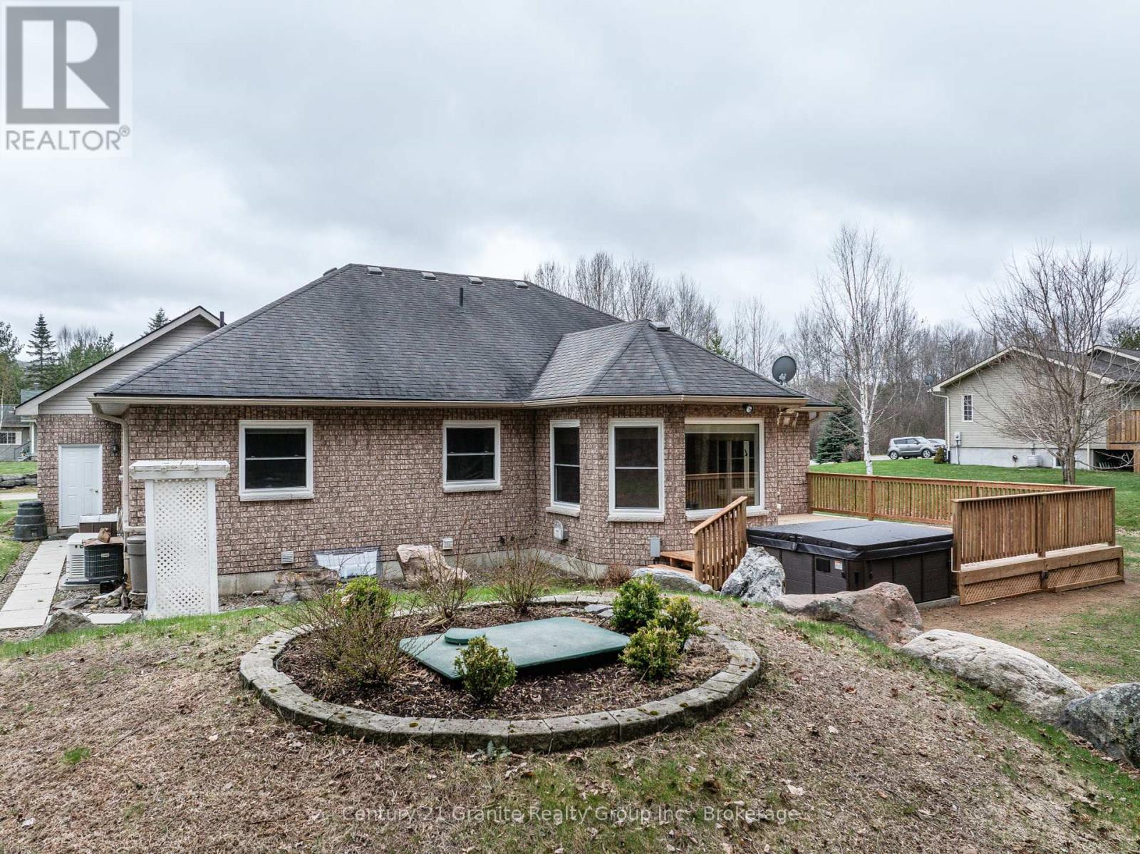 Photo 25 of 117 Halbiem Crescent, Dysart Et Al ON