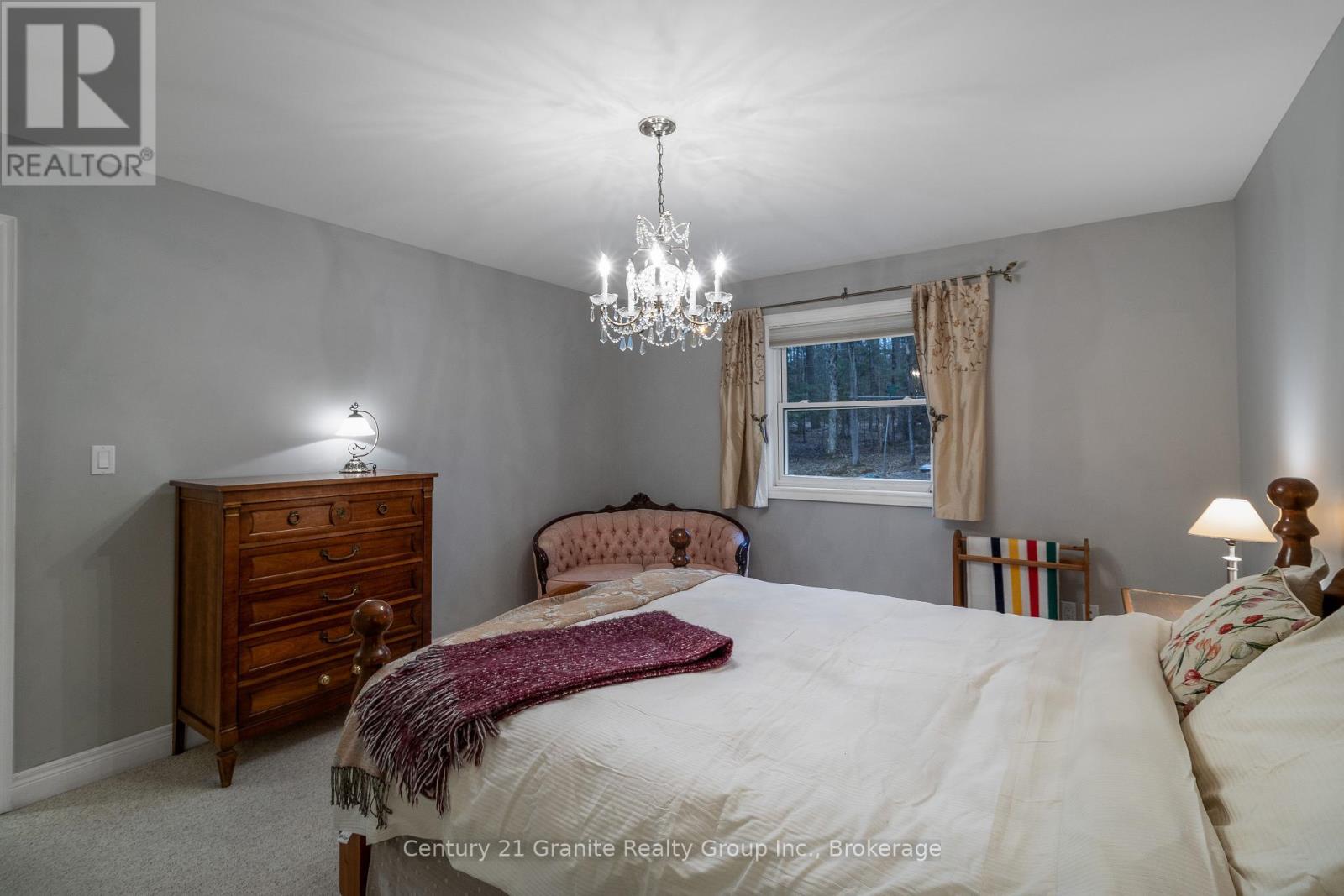 Photo 14 of 117 Halbiem Crescent, Dysart Et Al ON
