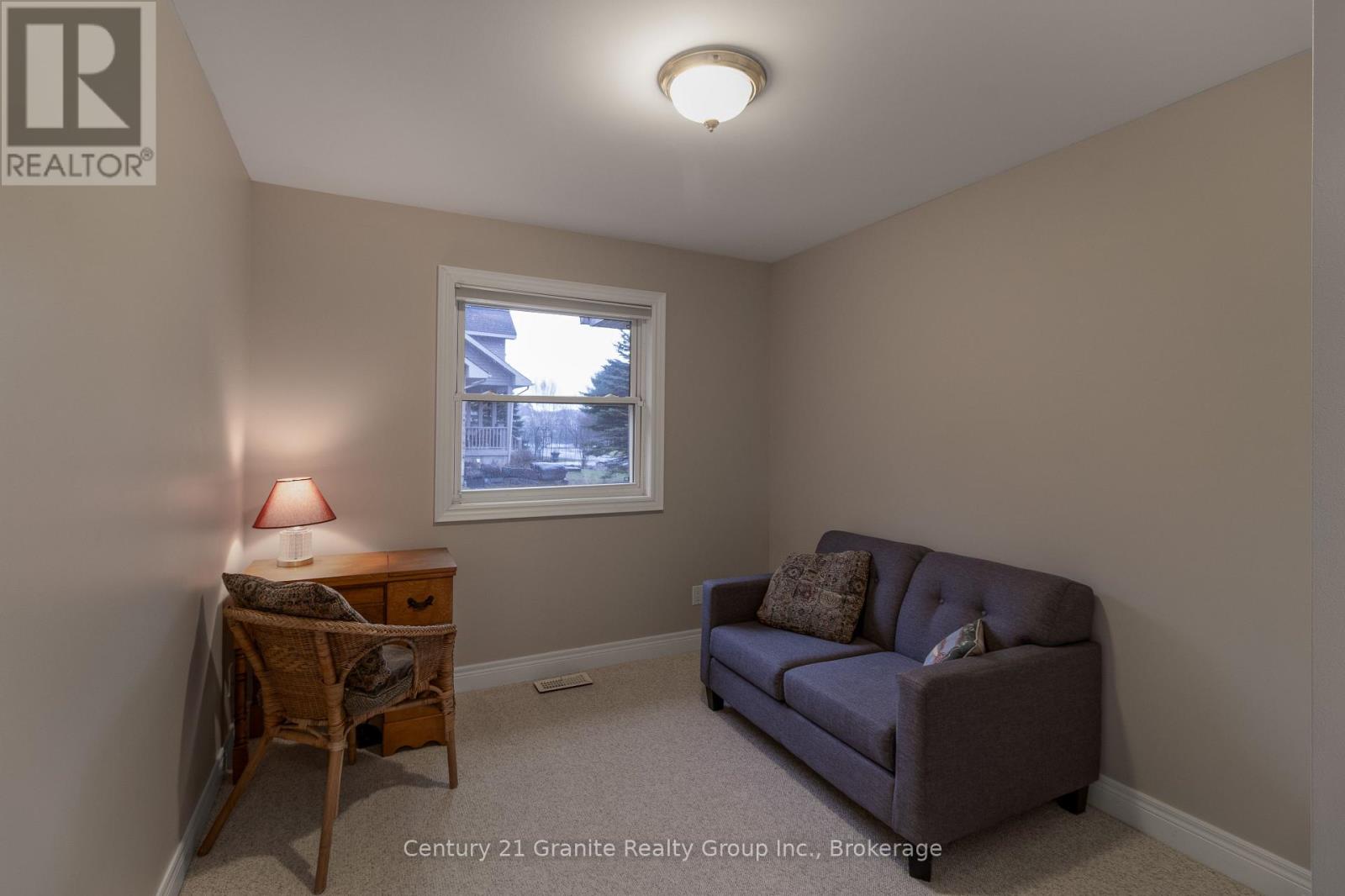 Photo 2 of 117 Halbiem Crescent, Dysart Et Al ON
