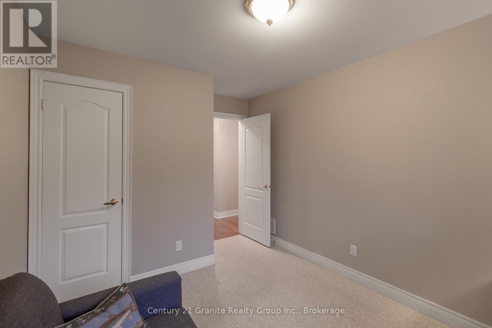 Photo 27 of 117 Halbiem Crescent, Dysart Et Al ON