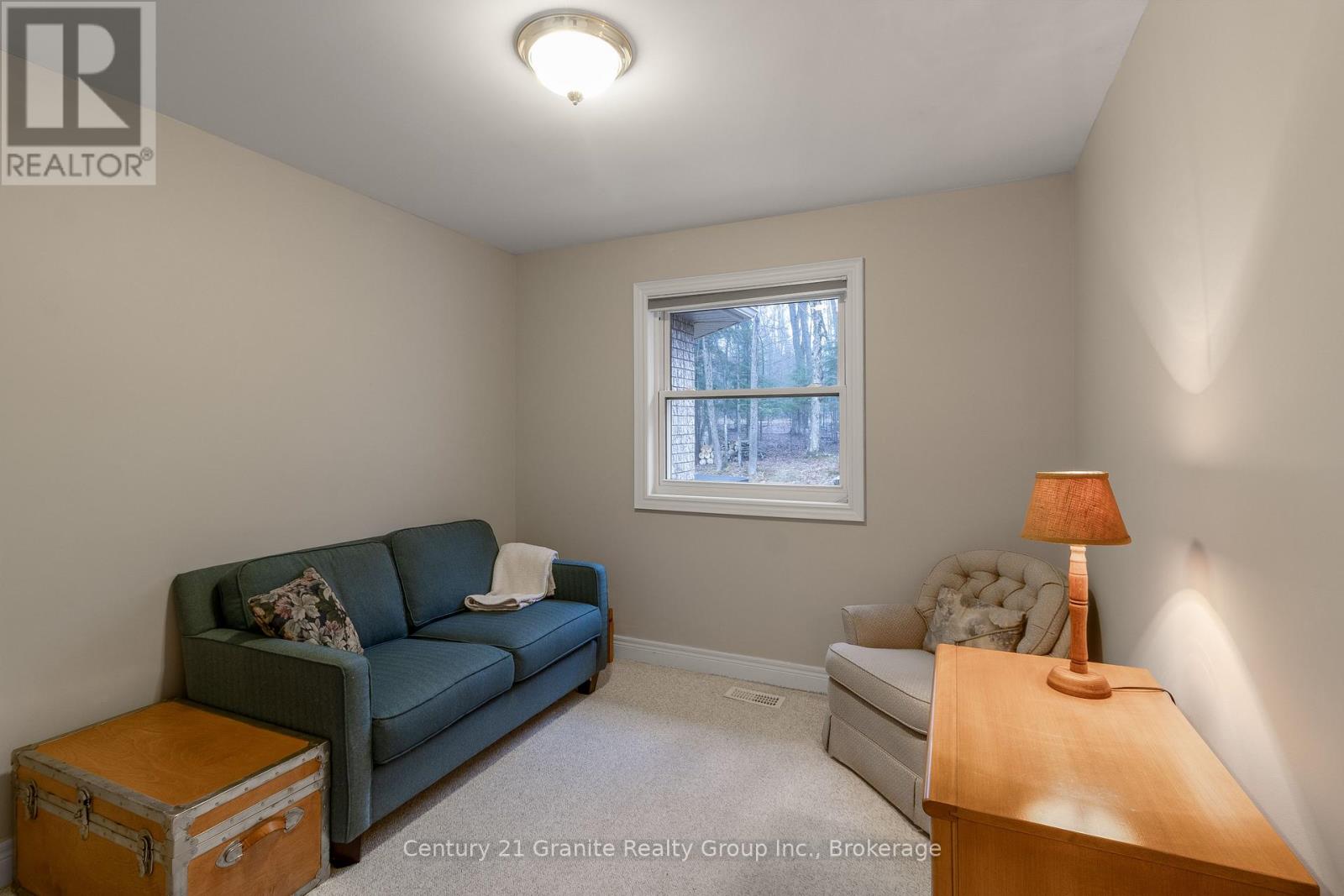 Photo 36 of 117 Halbiem Crescent, Dysart Et Al ON