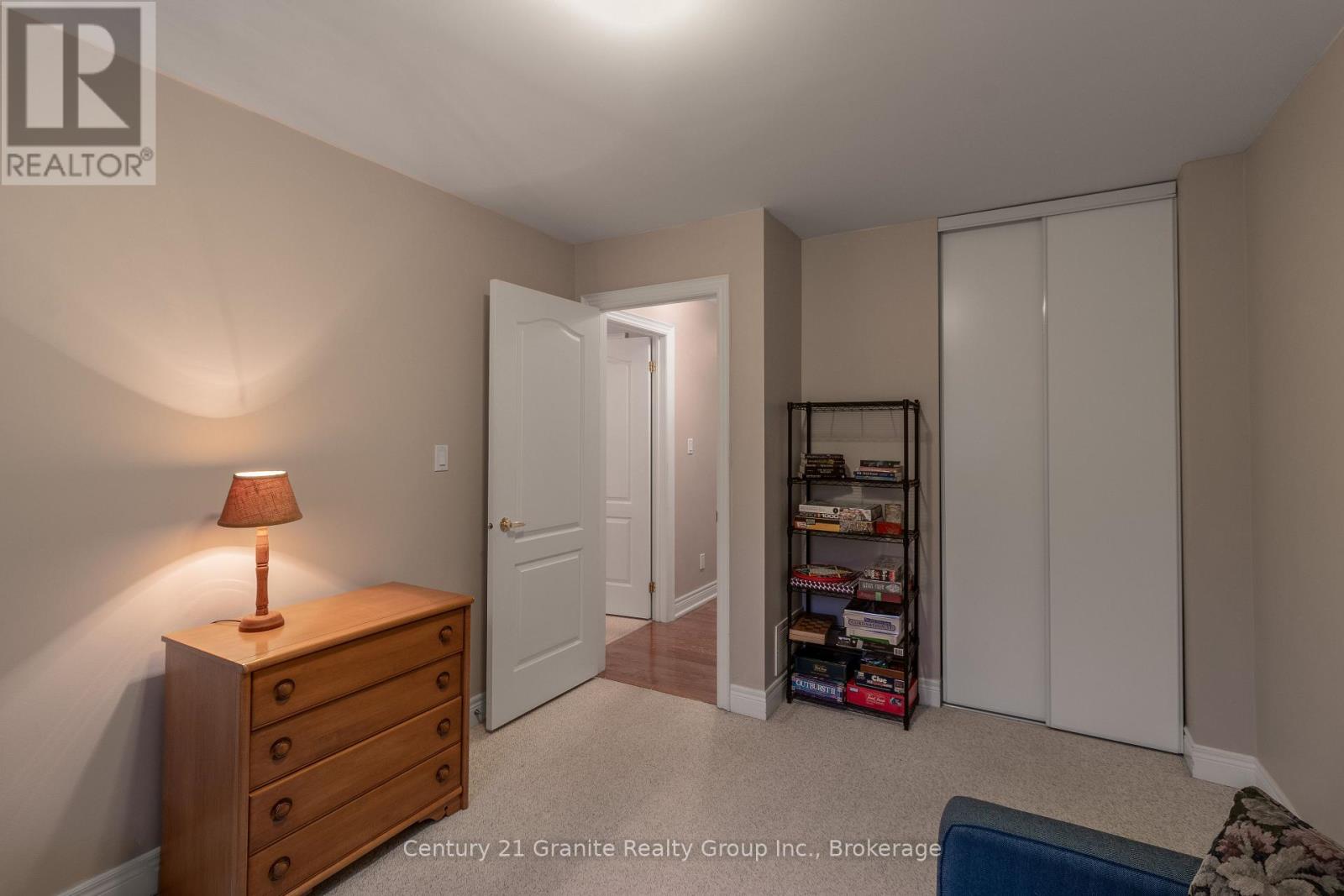 Photo 3 of 117 Halbiem Crescent, Dysart Et Al ON