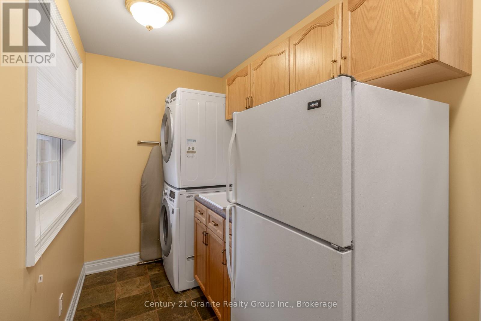 Photo 48 of 117 Halbiem Crescent, Dysart Et Al ON