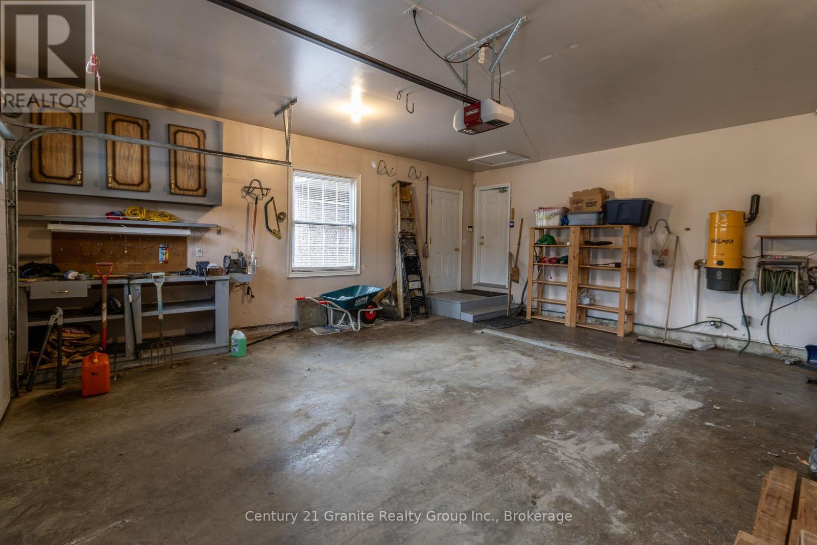 Photo 12 of 117 Halbiem Crescent, Dysart Et Al ON
