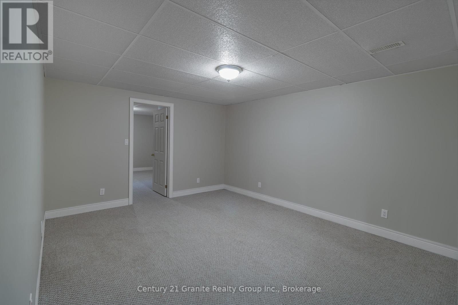 Photo 44 of 117 Halbiem Crescent, Dysart Et Al ON