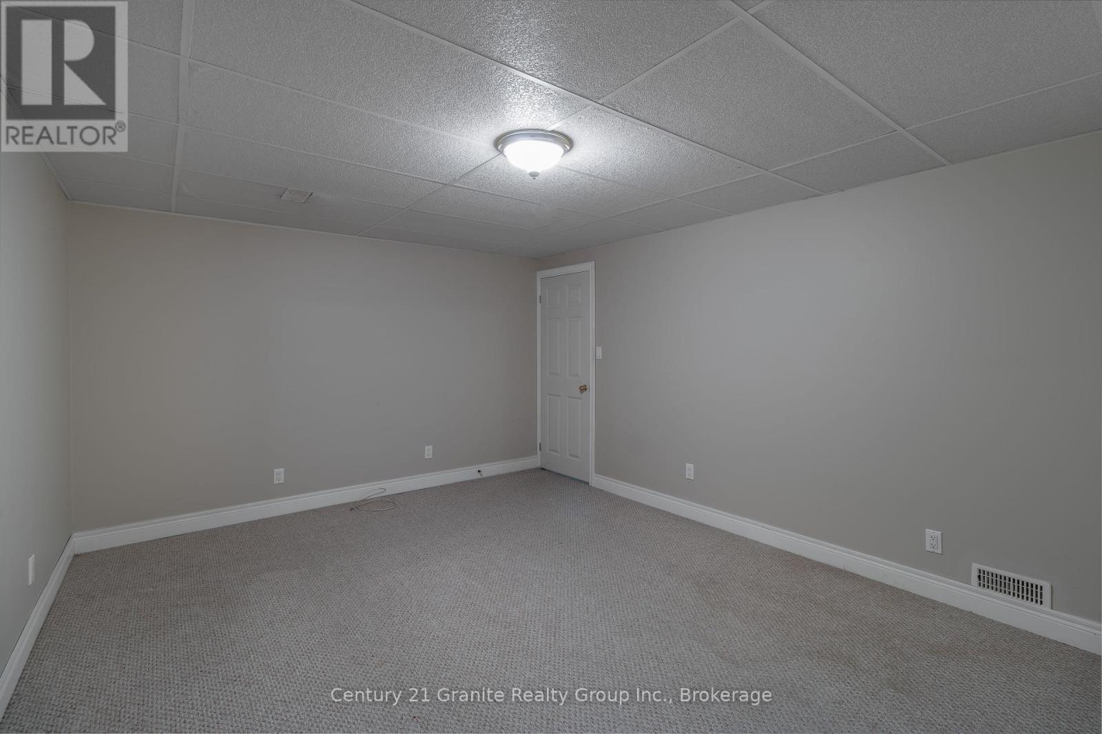 Photo 33 of 117 Halbiem Crescent, Dysart Et Al ON