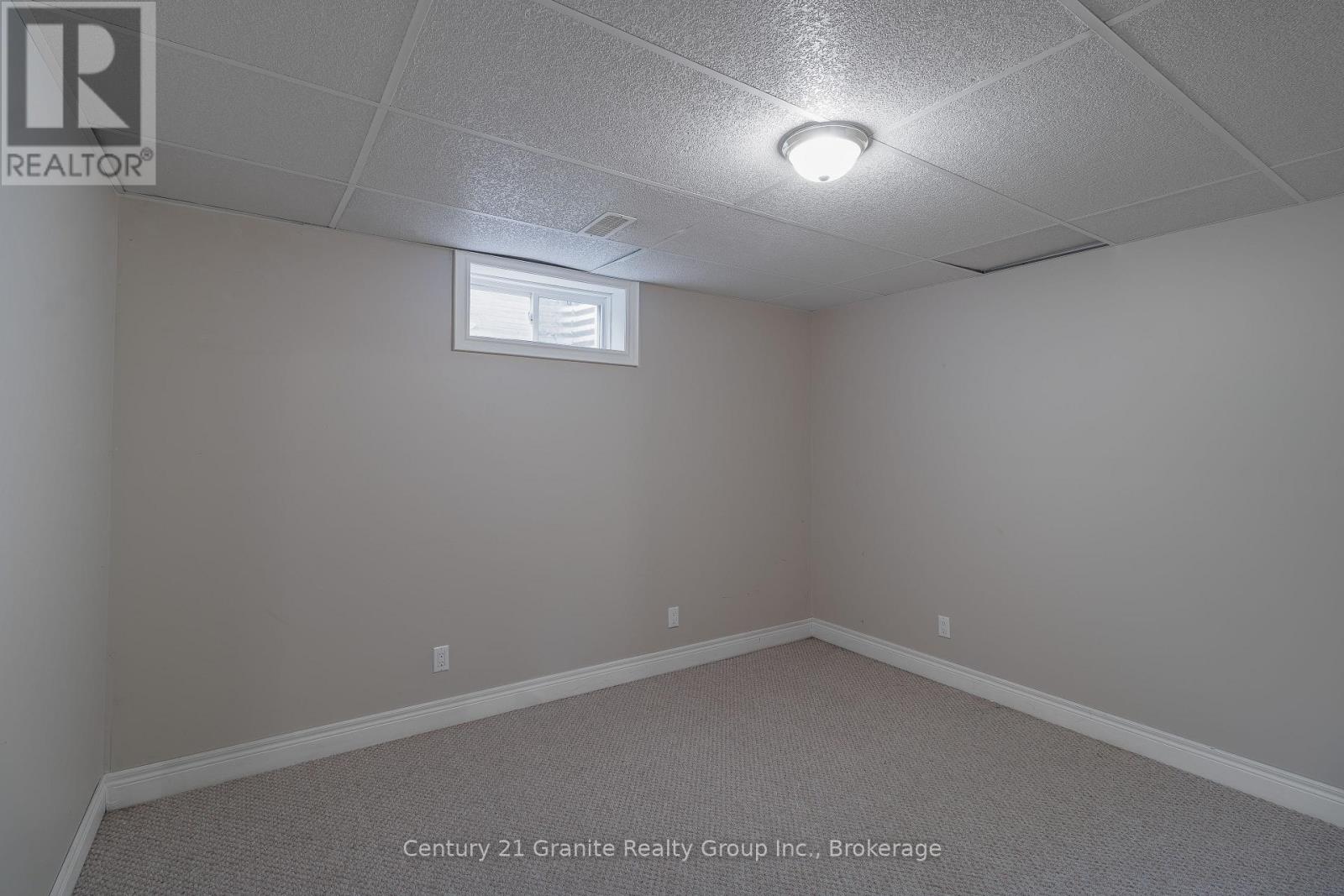Photo 34 of 117 Halbiem Crescent, Dysart Et Al ON