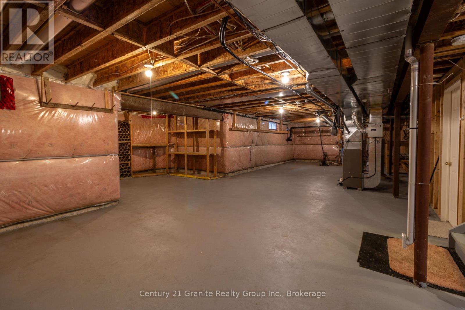 Photo 17 of 117 Halbiem Crescent, Dysart Et Al ON