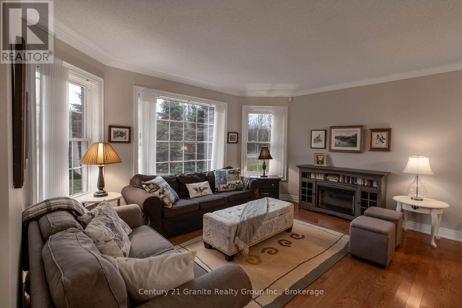 Photo 50 of 117 Halbiem Crescent, Dysart Et Al ON
