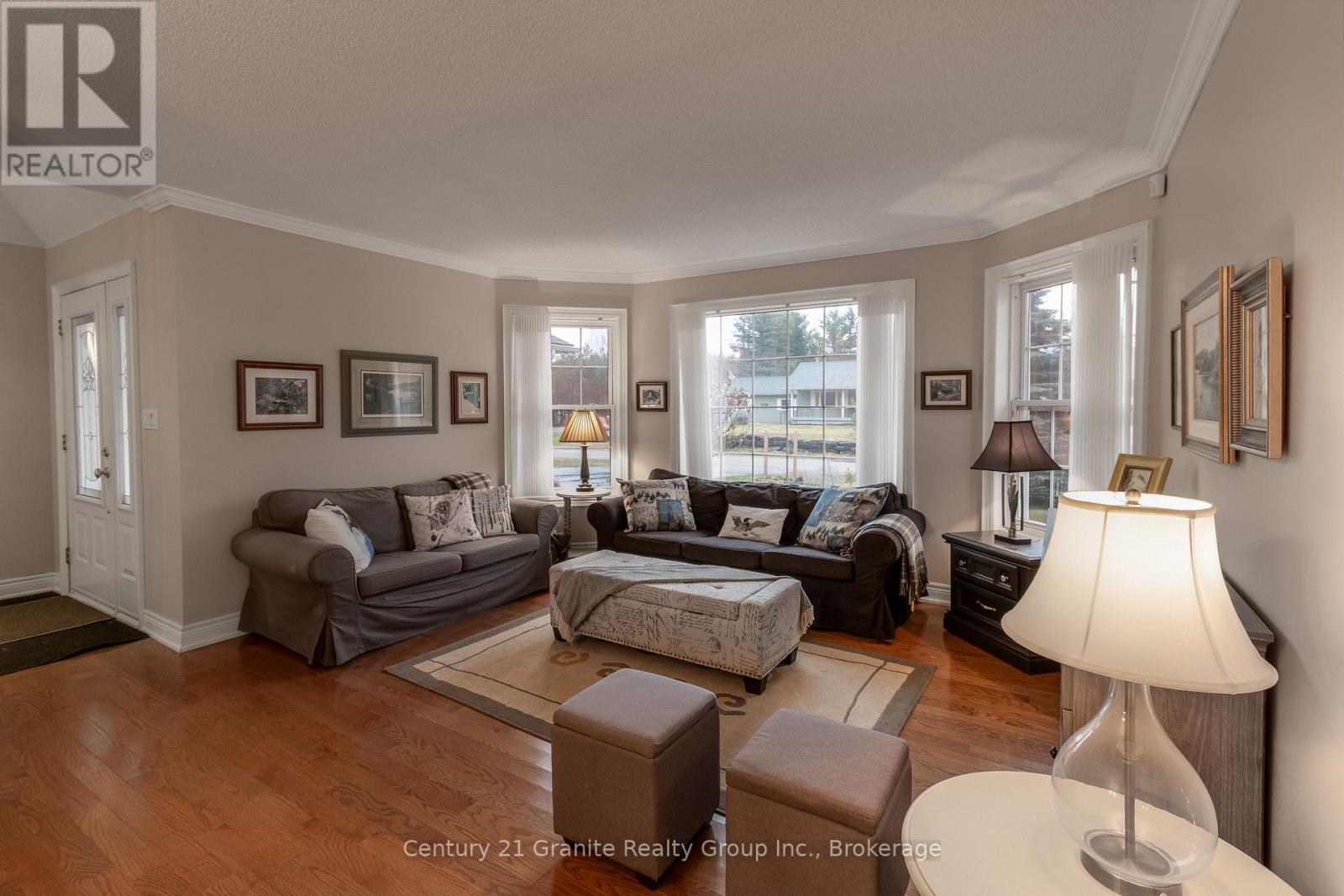 Photo 13 of 117 Halbiem Crescent, Dysart Et Al ON