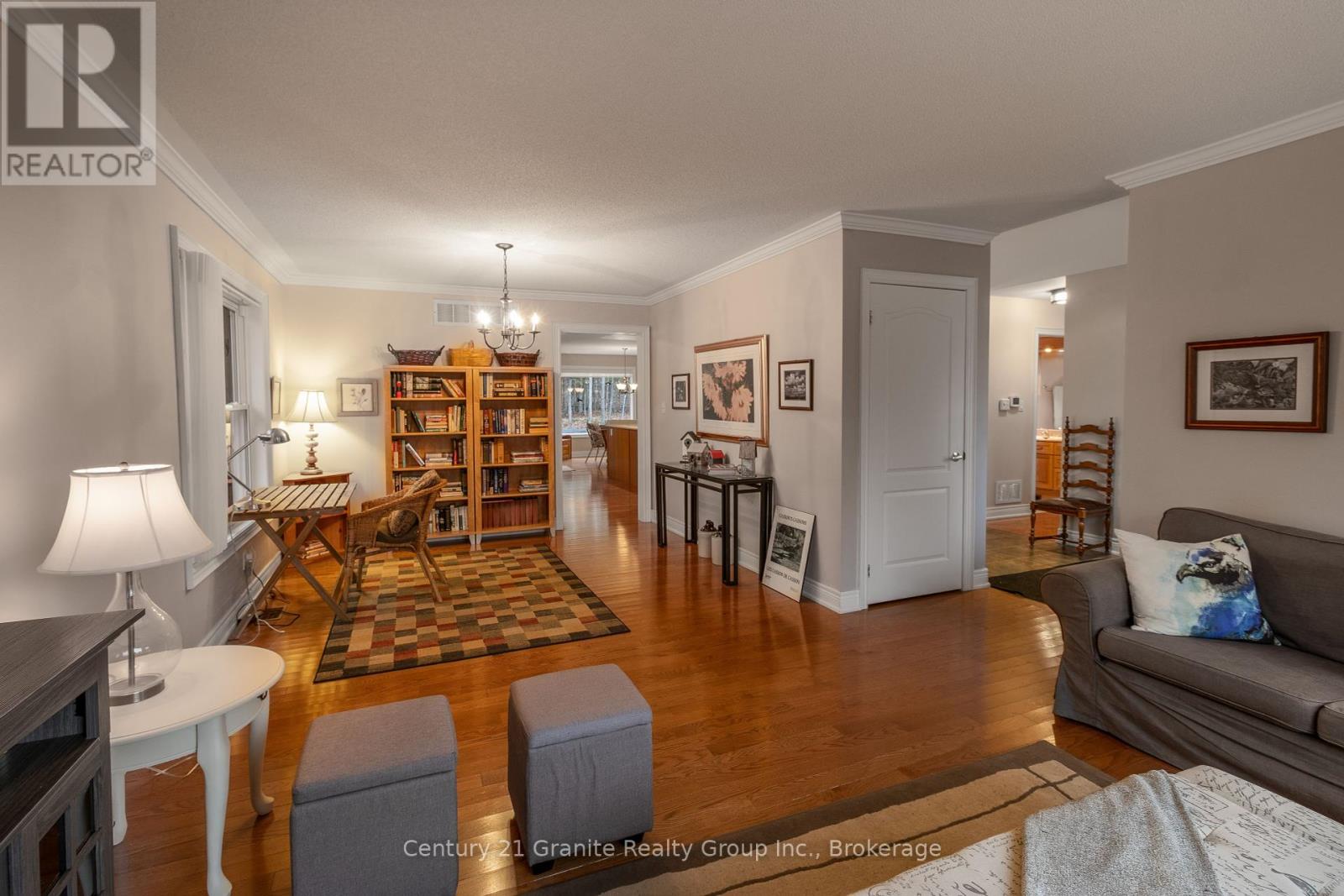 Photo 38 of 117 Halbiem Crescent, Dysart Et Al ON