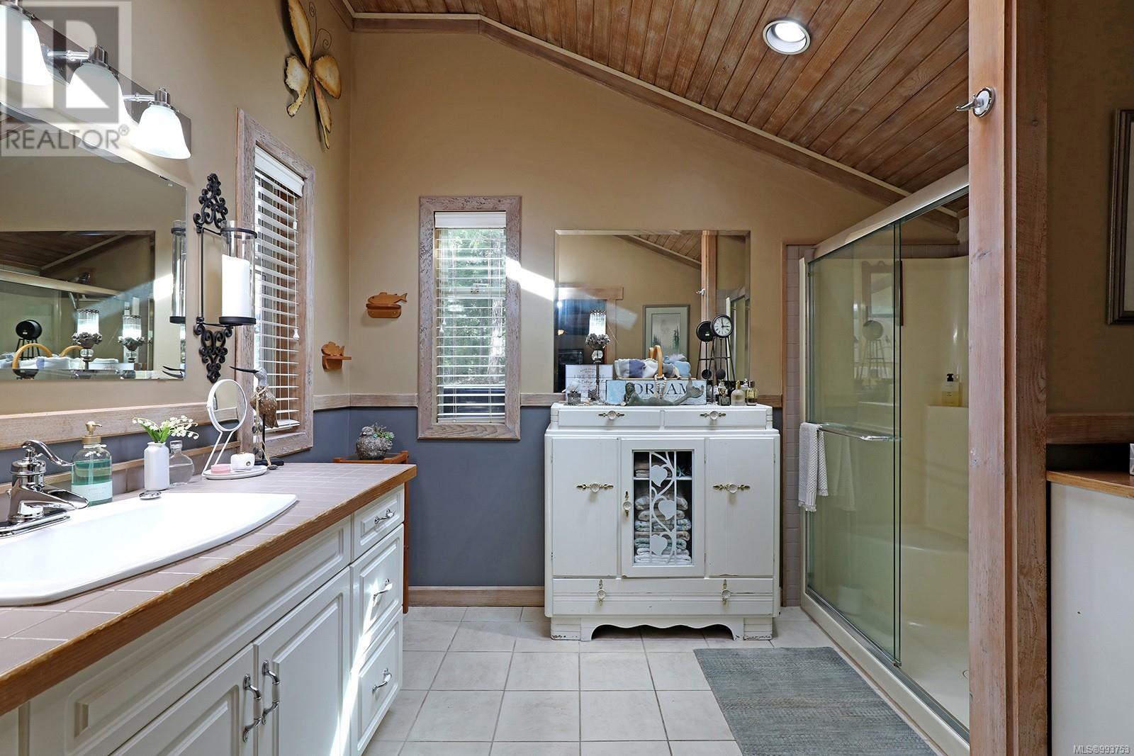 Photo 13 of 1120 Spider Lake Rd, Qualicum Beach BC
