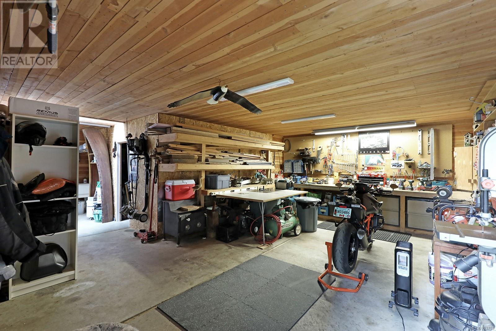 Photo 4 of 1120 Spider Lake Rd, Qualicum Beach BC