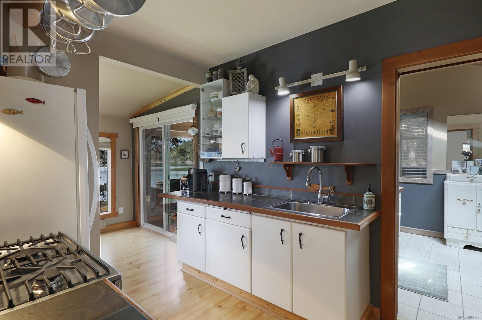 Photo 2 of 1120 Spider Lake Rd, Qualicum Beach BC