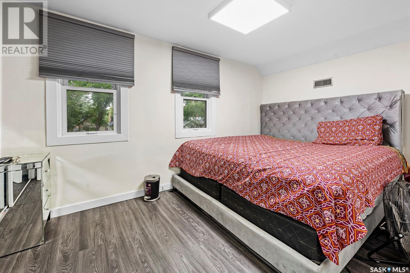 Photo 3 of 1131 Victoria Avenue, Regina SK