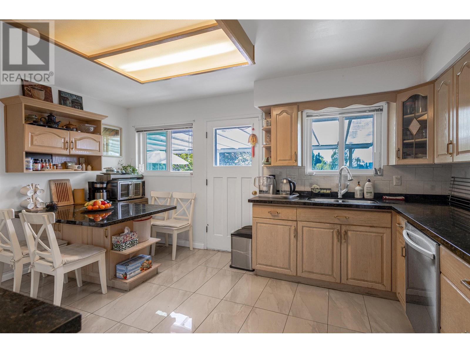 Photo 8 of 5540 Parker Street, Burnaby BC