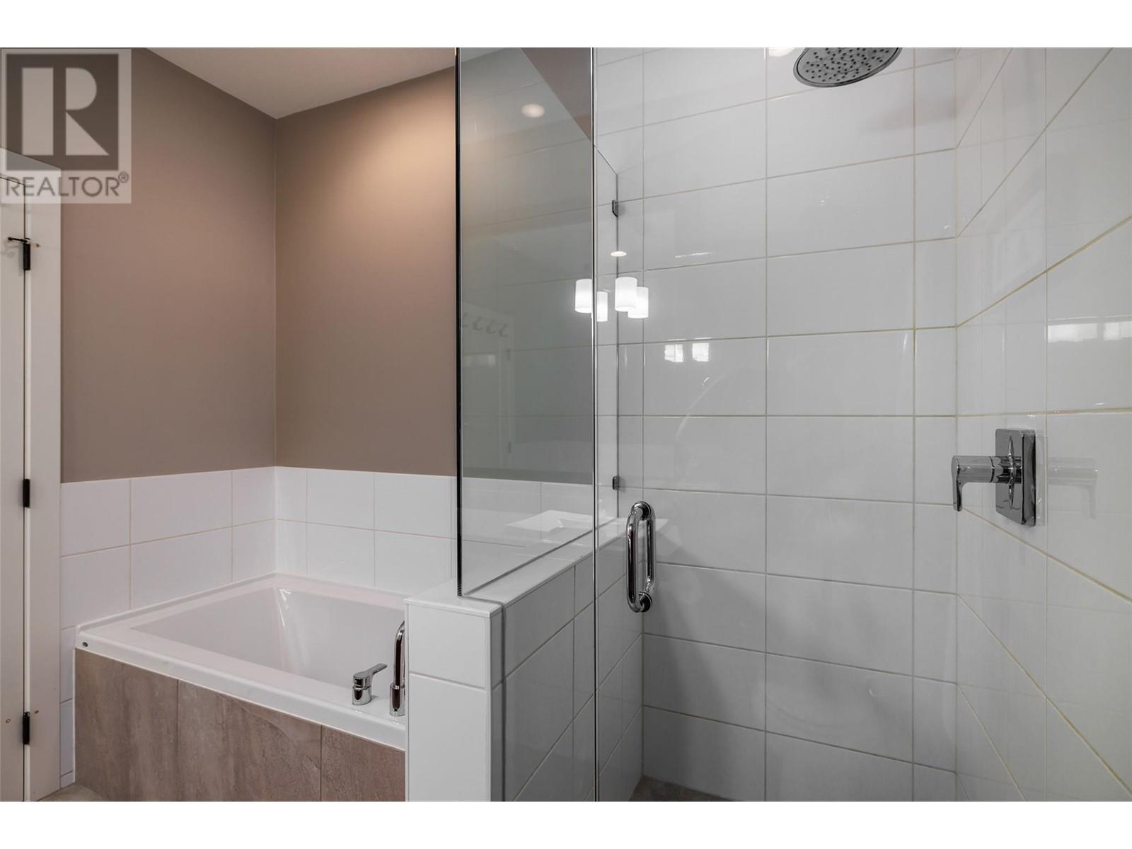 203 4000 Redstone Crescent, Peachland