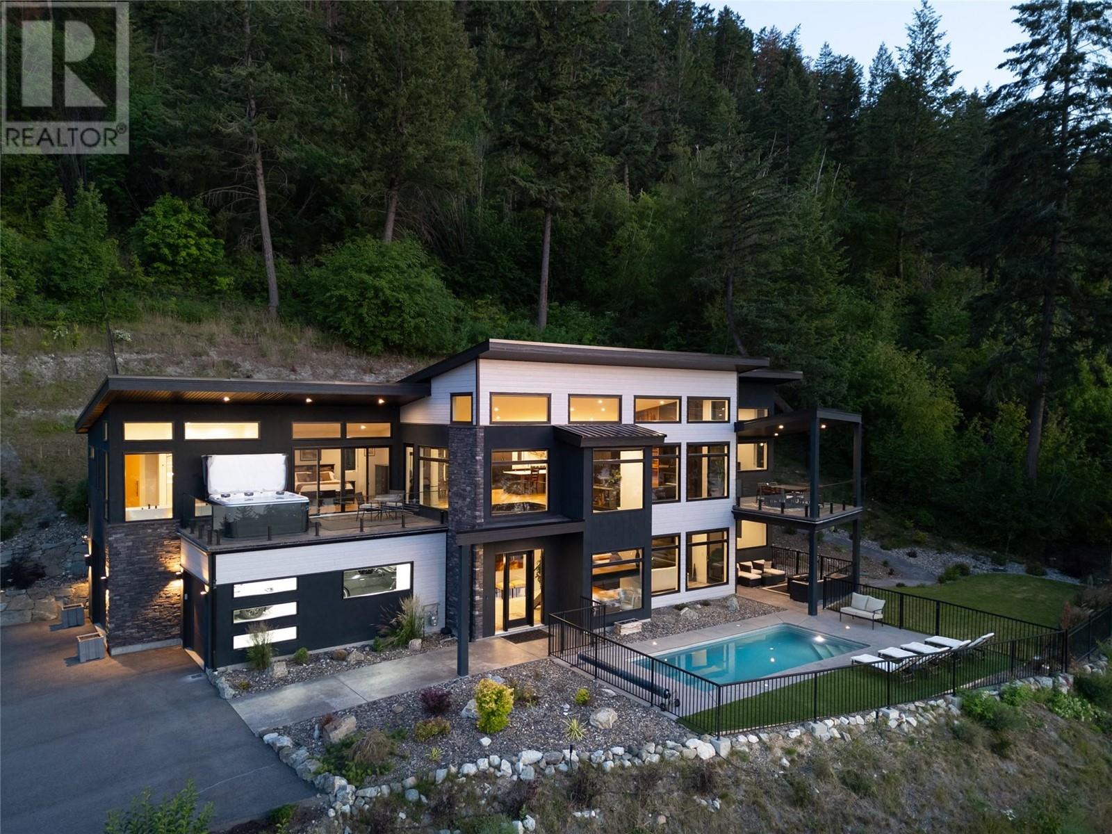 132 Sunset Boulevard, Vernon