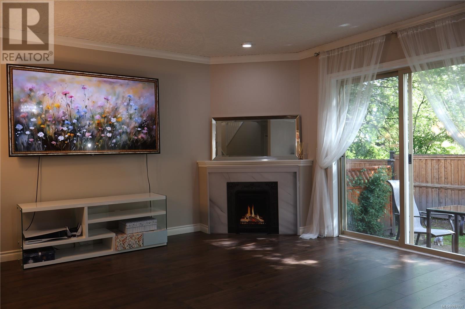 7 1241 Santa Rosa Avenue, Saanich