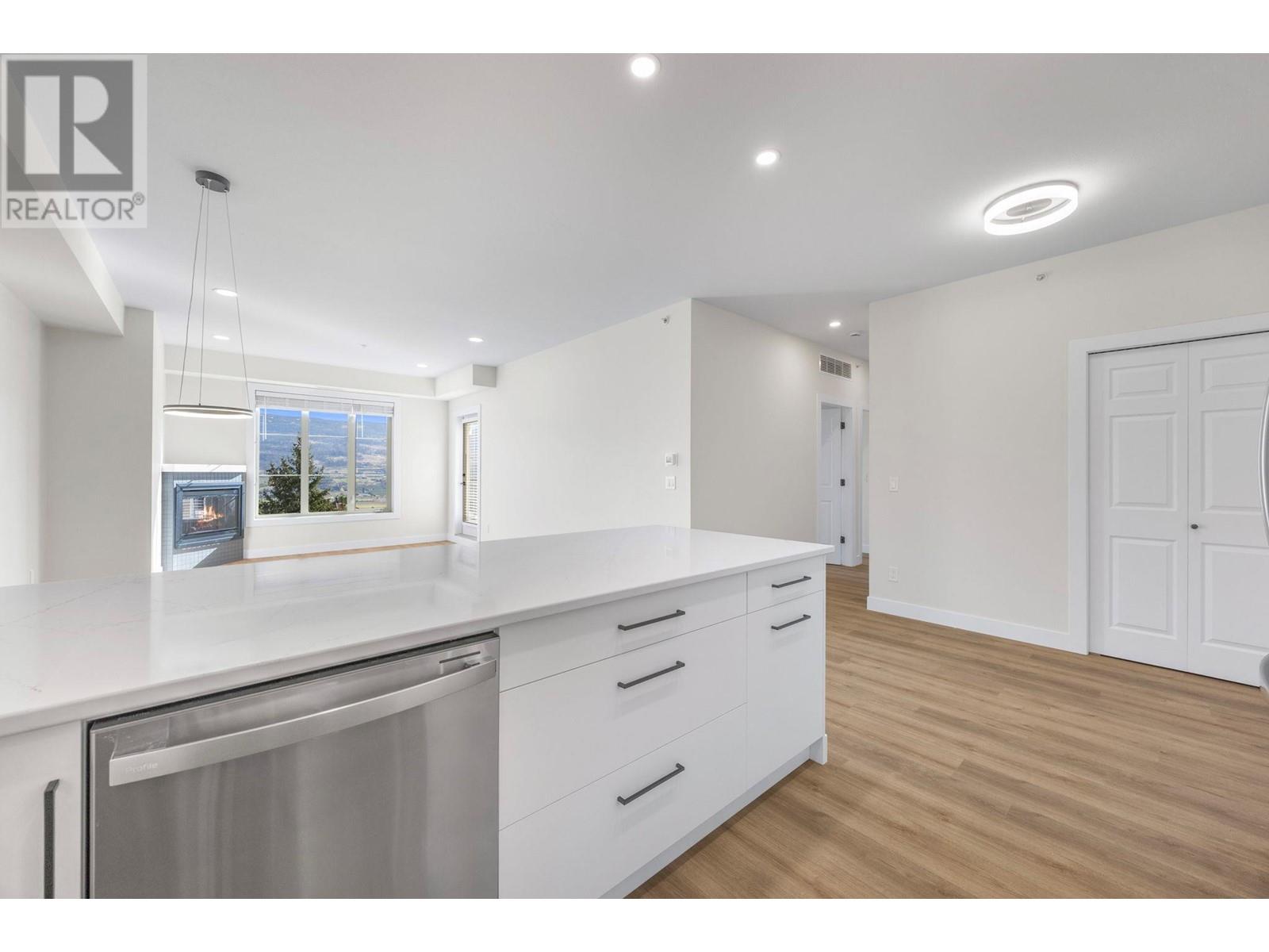 1618 1875 Country Club Drive, Kelowna