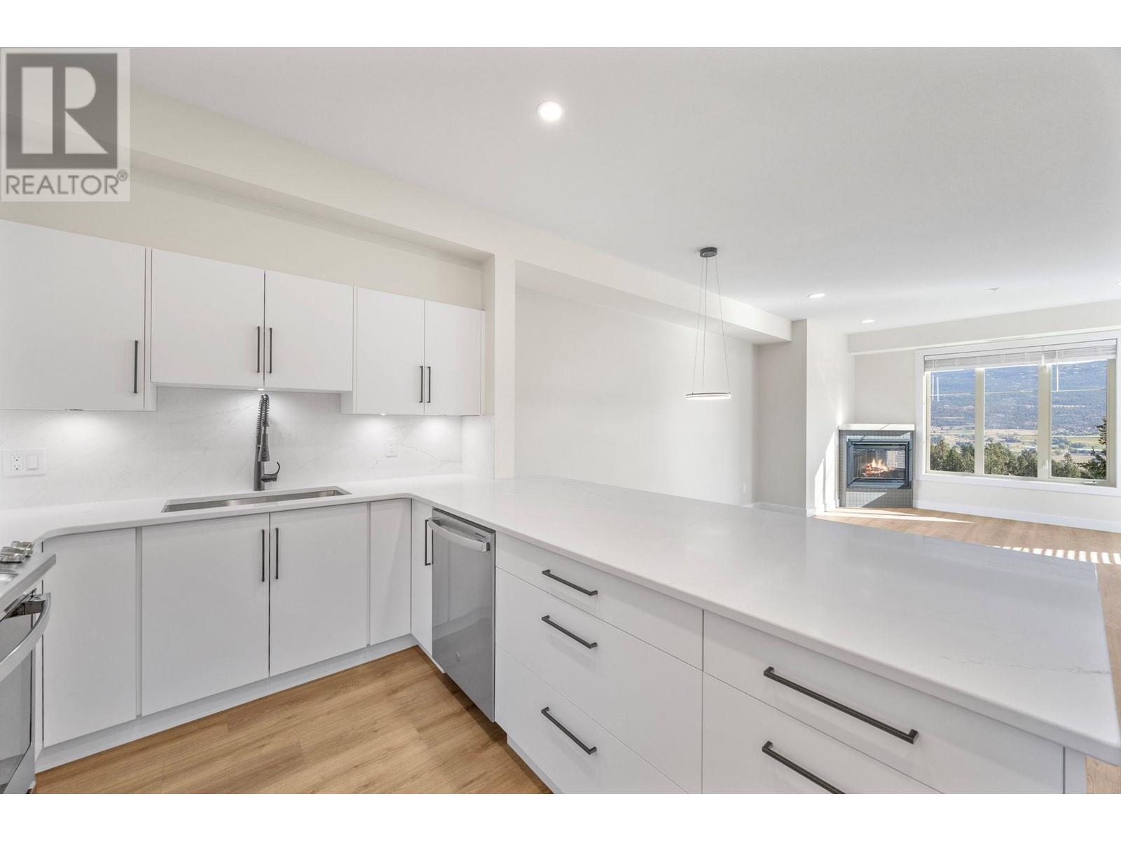 1618 1875 Country Club Drive, Kelowna