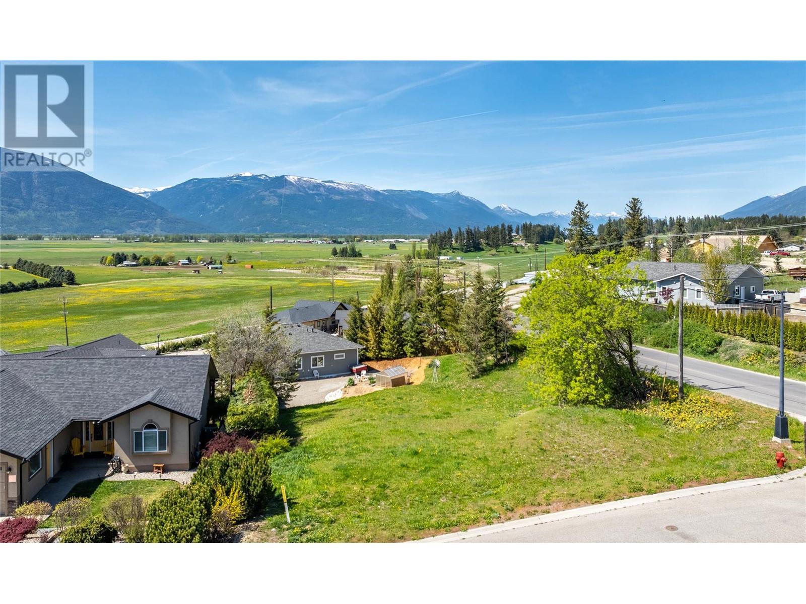 Photo 10 of 1031 Selkirk Drive, Creston BC