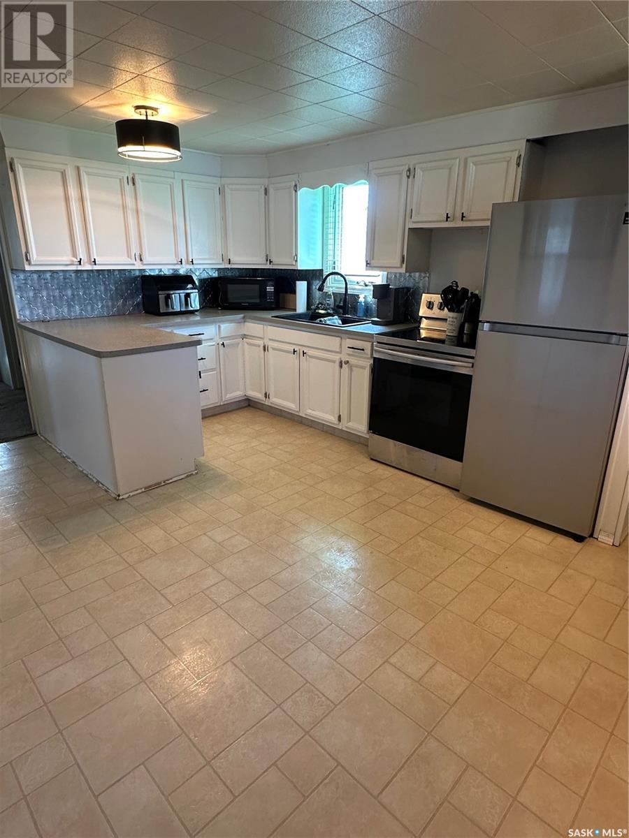 Photo 2 of 4567 Price Avenue, Gull Lake SK