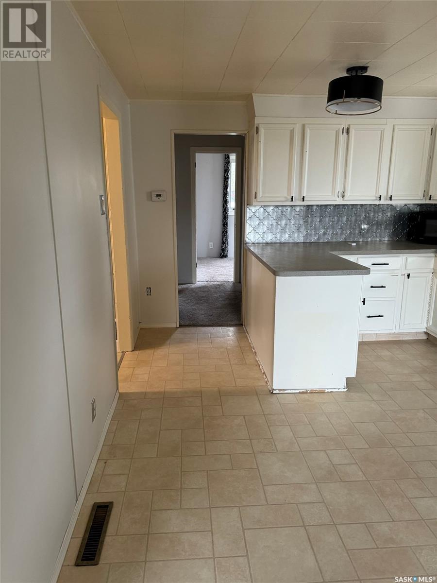 Photo 3 of 4567 Price Avenue, Gull Lake SK