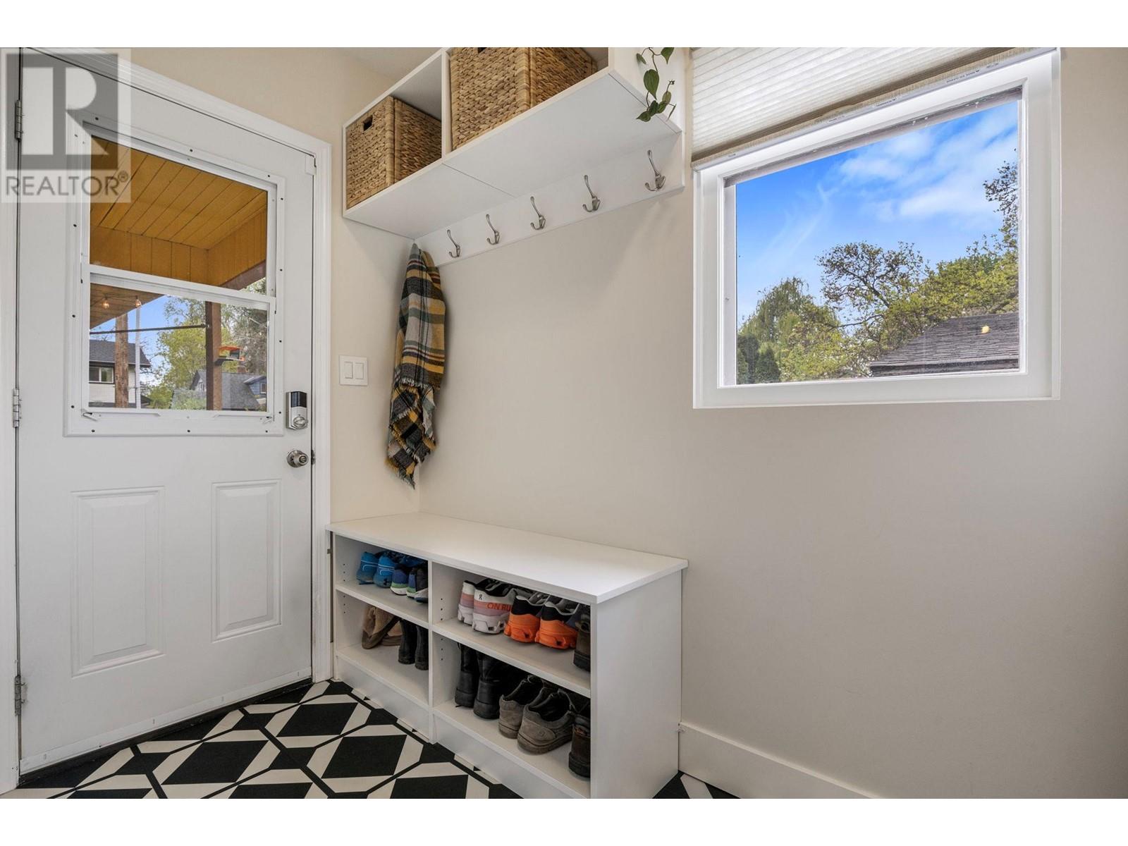  823 Dehart Avenue, Kelowna