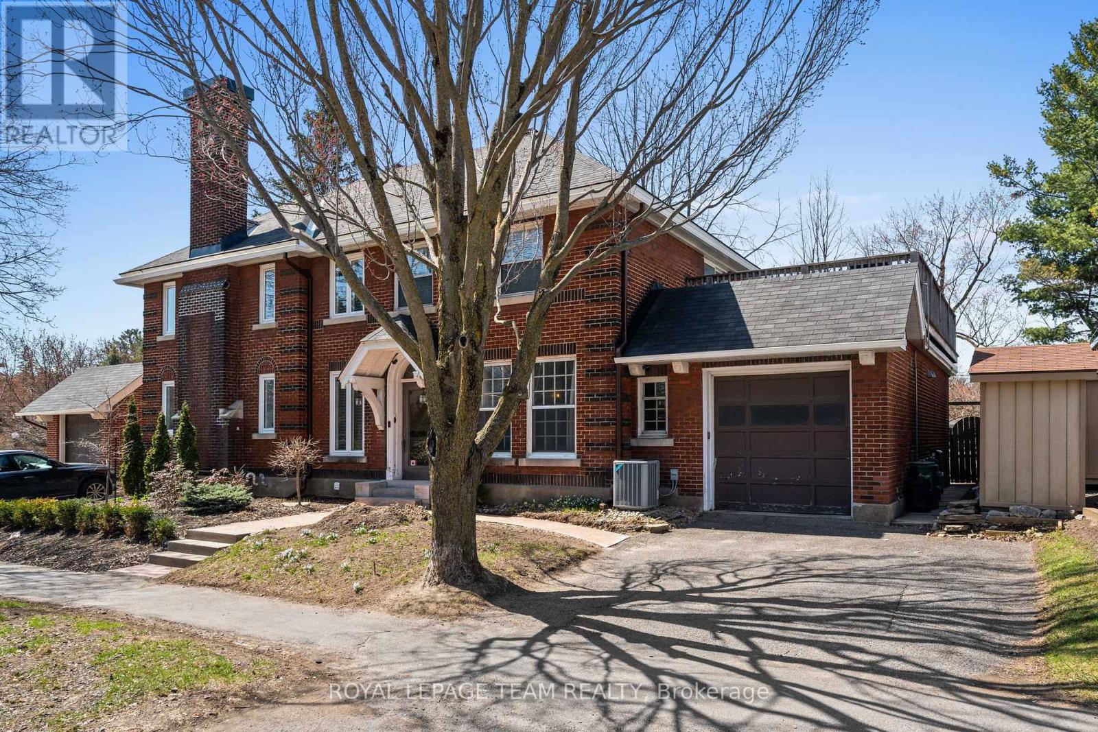 Beautiful semi with inside entry garage