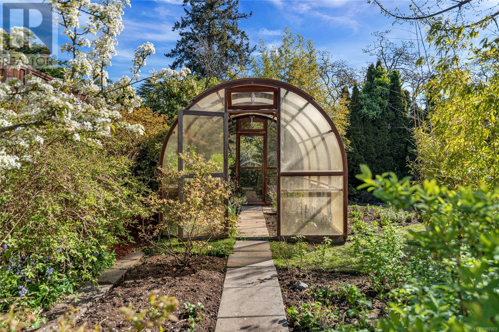  1554 Montgomery Avenue, Victoria