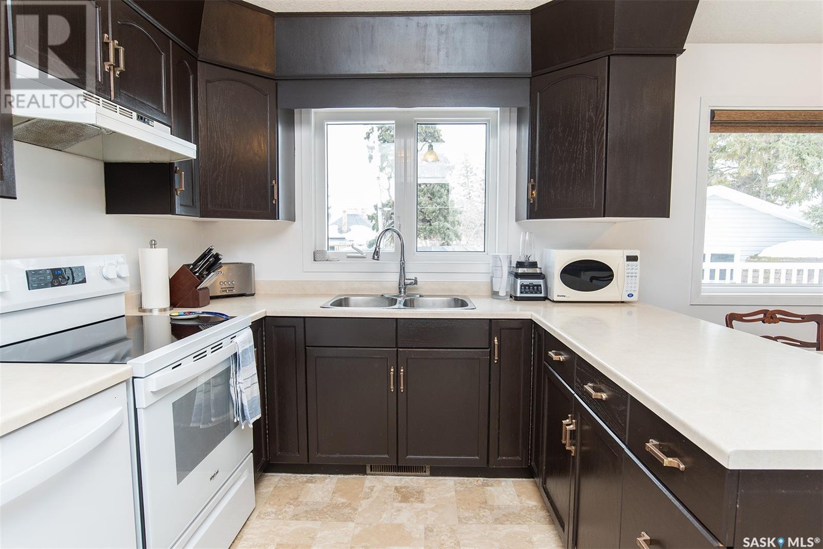 Photo 10 of 512 4th Street E, Wynyard SK