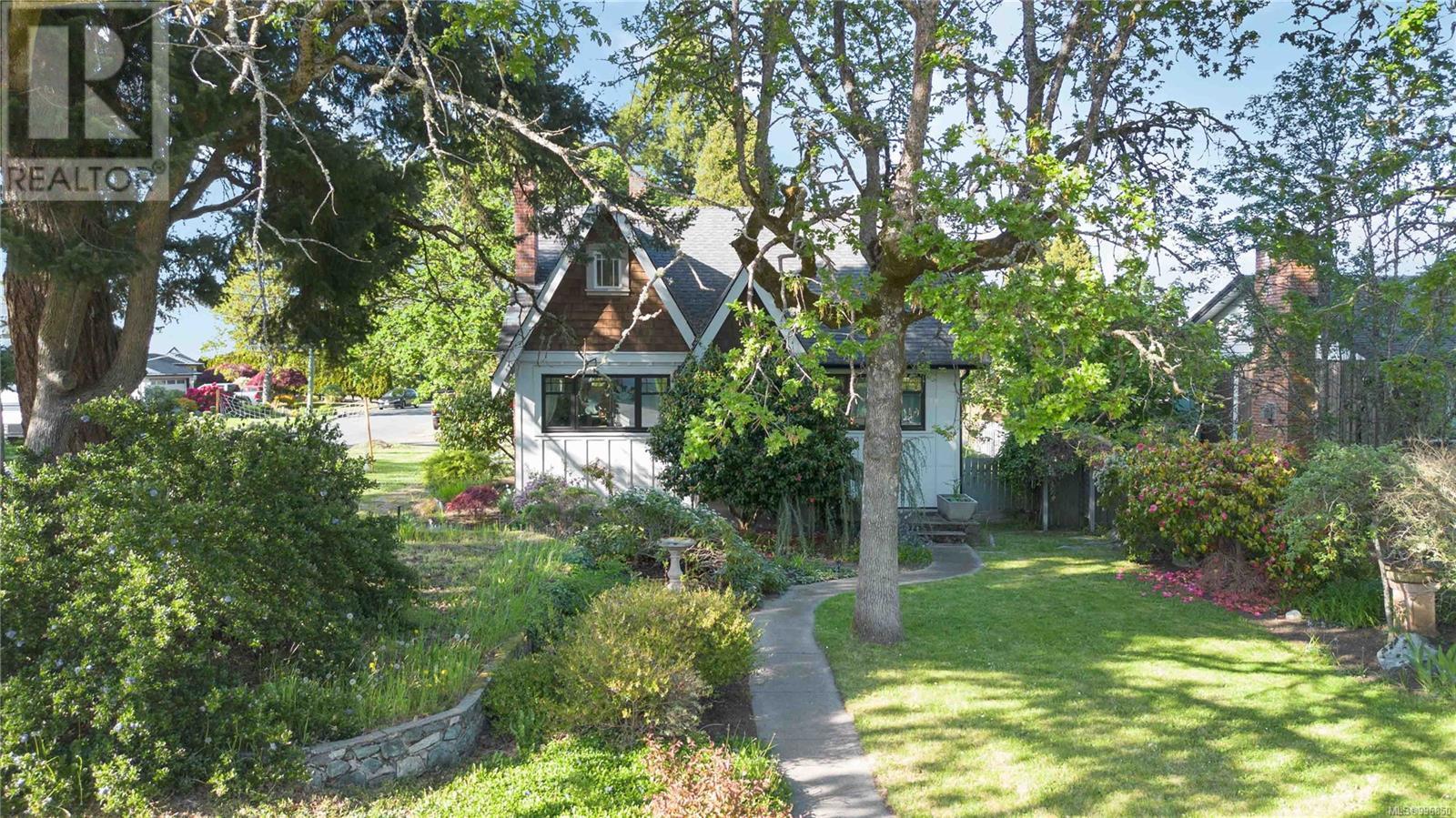  1060 Tulip Avenue, Saanich
