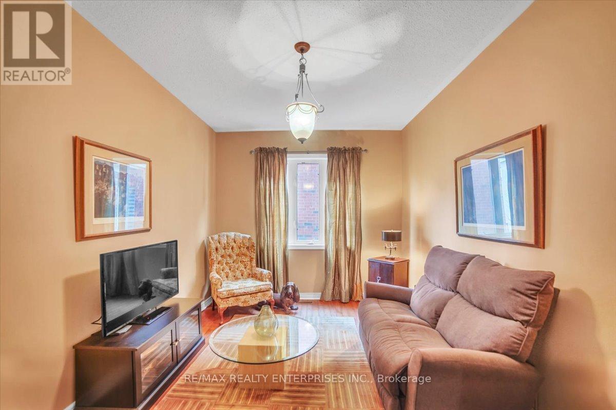 Photo 26 of 18 Southcrest Court, Brampton ON