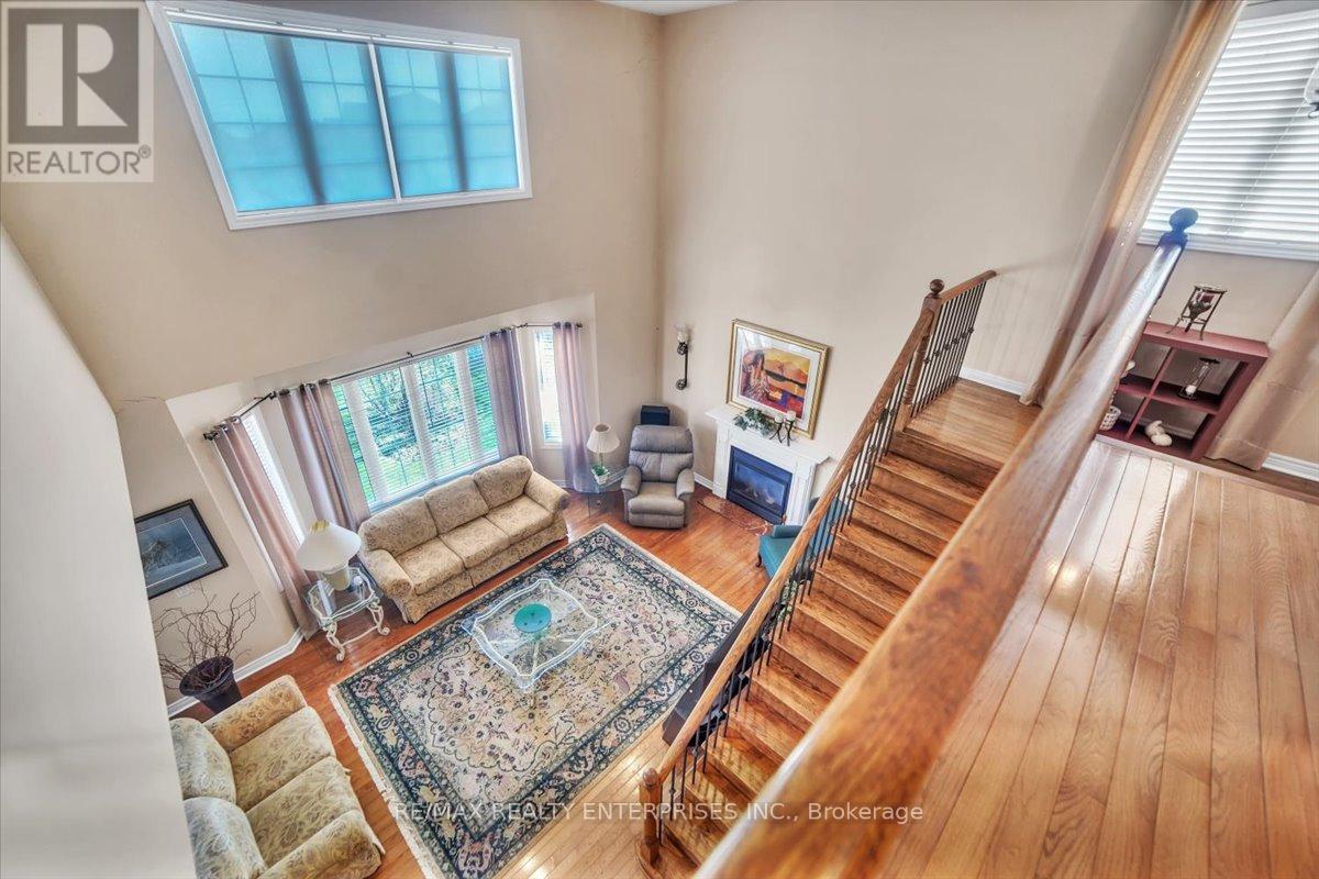 Photo 6 of 18 Southcrest Court, Brampton ON