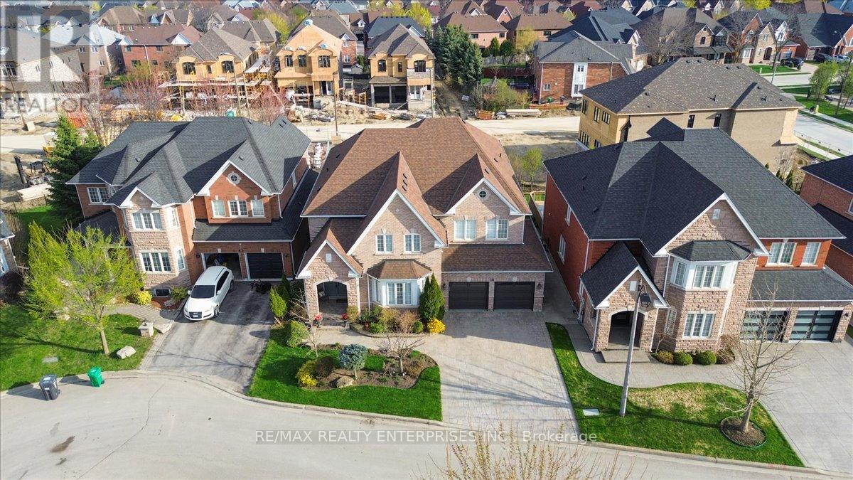 Photo 25 of 18 Southcrest Court, Brampton ON